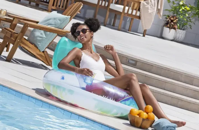 Надувне коло Bestway 43637 (Ø106x61 см) з підголівником