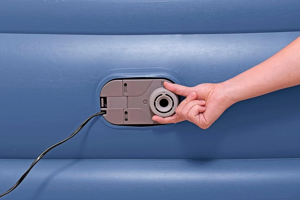 Надувне ліжко Bestway 67614 (203x152x56 см) з вбудованим насосом