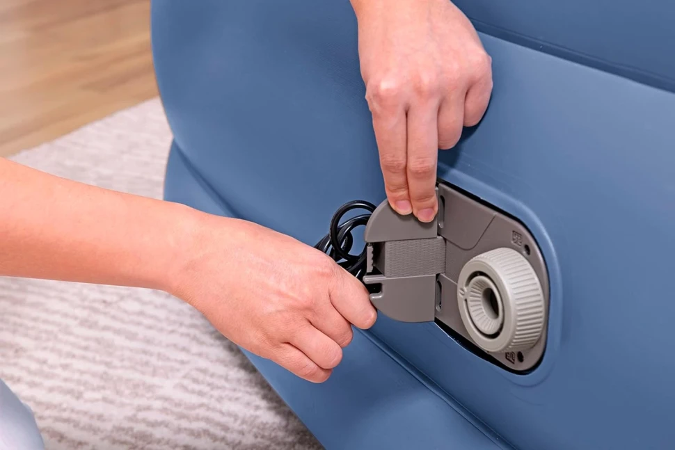 Надувне ліжко Bestway 67614 (203x152x56 см) з вбудованим насосом