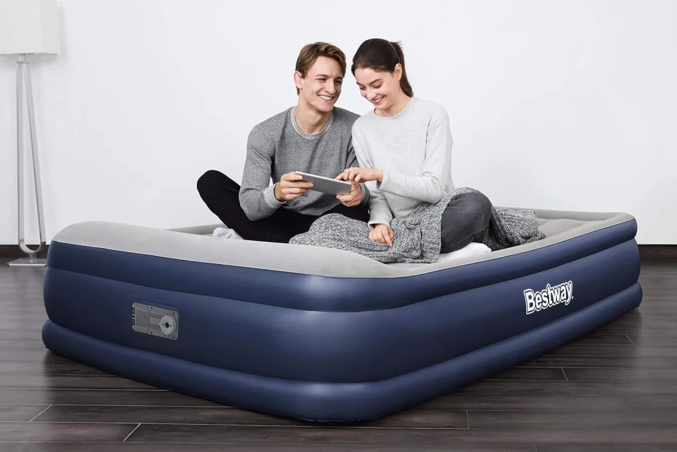 Надувная кровать Bestway 67630 (203x152x46) c встроенным насосом