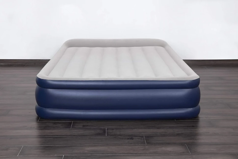 Надувная кровать Bestway 67630 (203x152x46) c встроенным насосом