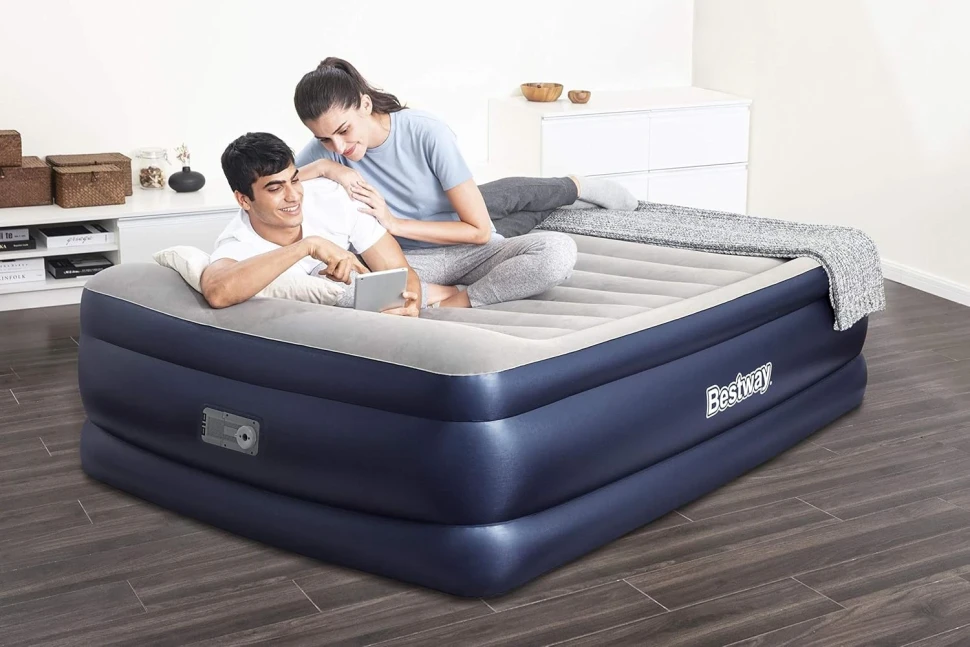 Надувная кровать Bestway 67690 (203x152x61) c встроенным насосом