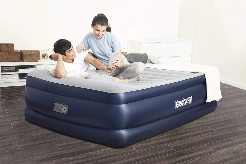 Надувная кровать Bestway 67690 (203x152x61) c встроенным насосом